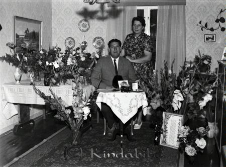 Herman Björk Kisa
raja
Man som firar sin 50-årsdag och en kvinna omgivna av blommor
Nyckelord: Björk Kisa