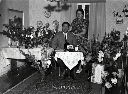 Herman Björk Kisa
raja
Man som firar sin 50-årsdag och en kvinna omgivna av blommor 
Nyckelord: Björk Kisa