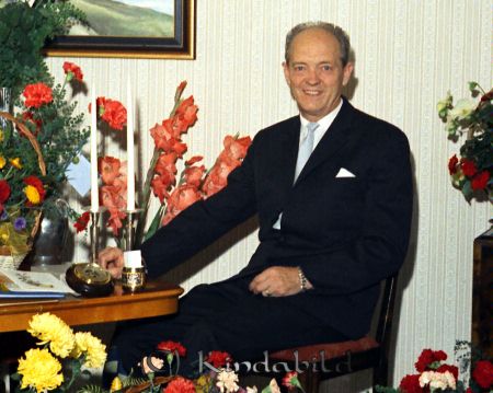 John Carlsson Berghäll Kisa
raja
Man som firar sin 50-årsdag sittande vid ett bord fyllt med blommor
Nyckelord: Carlsson Kisa