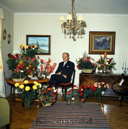 John Carlsson Berghäll Kisa
raja
Man som firar sin 50-årsdag sittande vid ett bord fyllt med blommor
Nyckelord: Carlsson Kisa