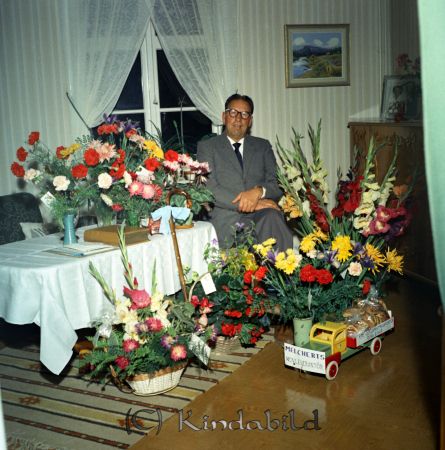 Einar Svensson Ilbudet Kisa
raja
Man som firar sin 50-årsdag omgiven av blommor
Nyckelord: Svensson Kisa