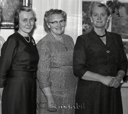Fru Jana Holmberger Axhult Kisa
raja
Foto med tre kvinnor 
Nyckelord: Holmberger Kisa