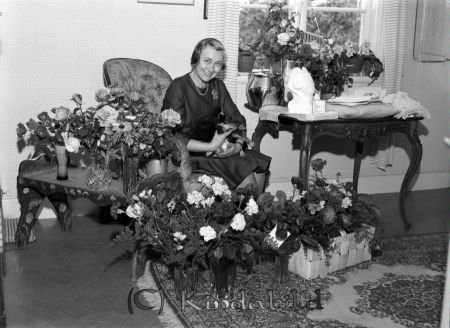 Fru Jana Holmberger Axhult Kisa
raja
Foto med en kvinna omgiven av blommor och med en hund i knät


Nyckelord: Holmberger Kisa