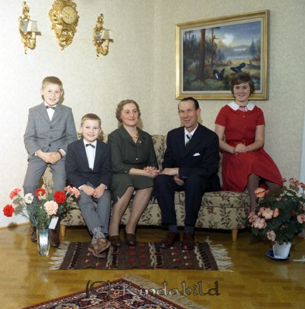 Natanael Nilsson Fröåsa Kisa
raja
Man som firar sin 50-årsdag tillsammans med familjen 

raja
Familjen Natanael Nilsson, Fröåsa. 
Källa: Christina Rofors

Nyckelord: Nilsson Kisa