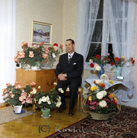 Natanael Nilsson Fröåsa Kisa
raja
Man som firar sin 50-årsdag omgiven av blommor
Nyckelord: Nilsson Kisa