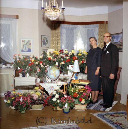 Marcusson Georg Grönedegatan Kisa
raja
Man som firar sin 60-årsdag tillsammans med sin fru omgivna av en mängd blommor 
Nyckelord: Marcusson Kisa