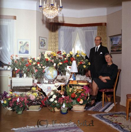Marcusson Georg Grönedegatan Kisa
raja
Man som firar sin 60-årsdag tillsammans med sin fru omgivna av en mängd blommor 
Nyckelord: Marcusson Kisa