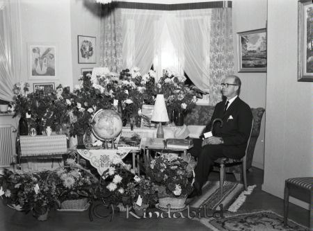 Marcusson Georg Grönedegatan Kisa
raja
Man som firar sin 60-årsdag omgiven av en mängd blommor 
Nyckelord: Marcusson Kisa