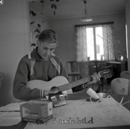 Gitarrspelare
raja
Man som sitter vid ett bord och spelar gitarr
