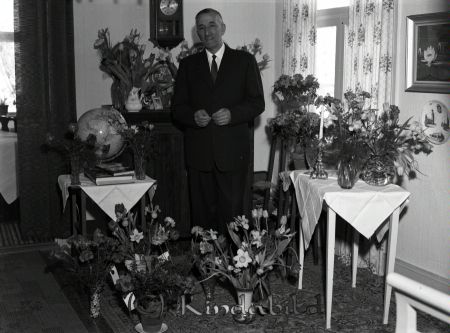 Karl Svartz Grönedegatan Kisa
raja
Man som firar sin 70-årsdag omgiven av blommor
Nyckelord: Svartz Kisa