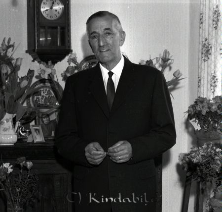 Karl Svartz Grönedegatan Kisa
raja
Man som firar sin 70-årsdag omgiven av blommor

raja
Karl Svartz gift med Elin. Barn: Karin, Karl-Gustav och Margareta. 
Källa: Gerd Pettersson

Nyckelord: Svartz Kisa