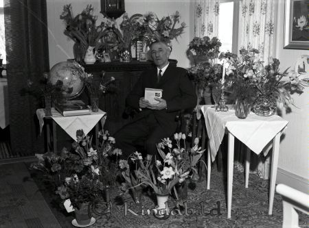 Karl Svartz Grönedegatan Kisa
raja
Man som firar sin 70-årsdag omgiven av blommor
Nyckelord: Svartz Kisa
