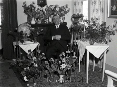 Karl Svartz Grönedegatan Kisa
raja
Man som firar sin 70-årsdag omgiven av blommor
Nyckelord: Svartz Kisa