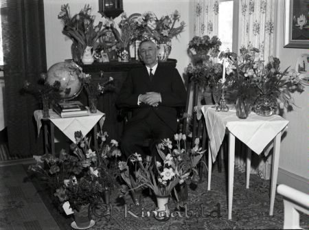 Karl Svartz Grönedegatan Kisa
raja
Man som firar sin 70-årsdag omgiven av blommor
Nyckelord: Svartz Kisa