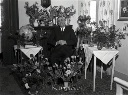 Karl Svartz Grönedegatan Kisa
raja
Man som firar sin 70-årsdag omgiven av blommor
Nyckelord: Svartz Kisa