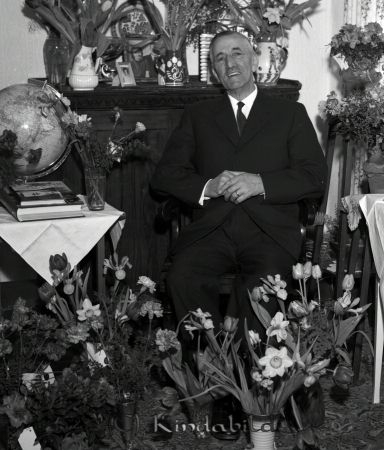 Karl Svartz Grönedegatan Kisa
raja
Man som firar sin 70-årsdag omgiven av blommor
Nyckelord: Svartz Kisa