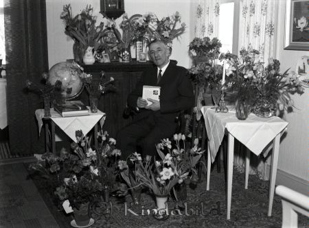 Karl Svartz Grönedegatan Kisa
raja
Man som firar sin 70-årsdag omgiven av blommor
Nyckelord: Svartz Kisa