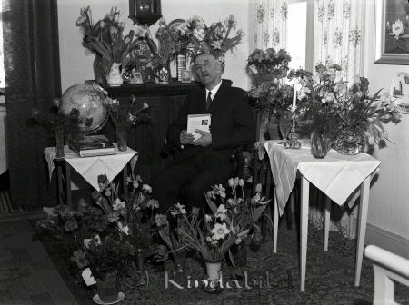 Karl Svartz Grönedegatan Kisa
raja
Man som firar sin 70-årsdag omgiven av blommor
Nyckelord: Svartz Kisa