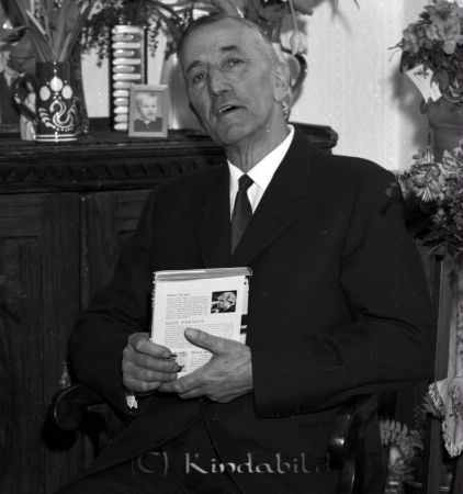 Karl Svartz Grönedegatan Kisa
raja
Man som firar sin 70-årsdag omgiven av blommor
Nyckelord: Svartz Kisa