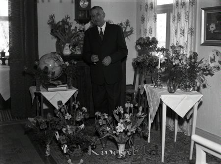Karl Svartz Grönedegatan Kisa
raja
Man som firar sin 70-årsdag omgiven av blommor
Nyckelord: Svartz Kisa