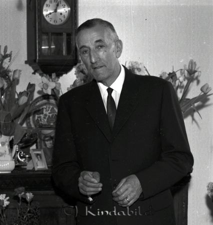 Karl Svartz Grönedegatan Kisa
raja
Man som firar sin 70-årsdag omgiven av blommor
Nyckelord: Svartz Kisa