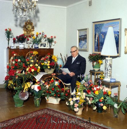 Direktör Curt Nylander Kisa
raja
Man på sin 60-årsdag omgiven av blommor
Nyckelord: Nylander Kisa