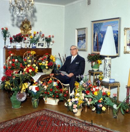 Direktör Curt Nylander Kisa
raja
Man på sin 60-årsdag omgiven av blommor
Nyckelord: Nylander Kisa