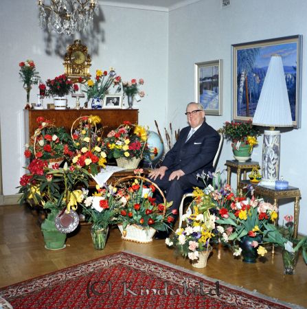 Direktör Curt Nylander Kisa
raja
Man på sin 60-årsdag omgiven av blommor
Nyckelord: Nylander Kisa