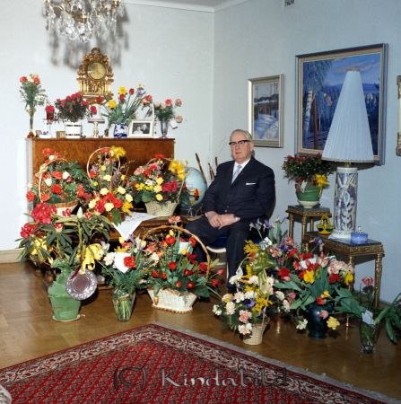 Direktör Curt Nylander Kisa
raja
Man på sin 60-årsdag omgiven av blommor
Nyckelord: Nylander Kisa
