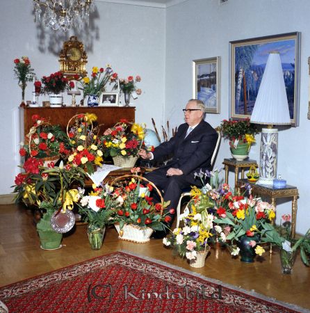 Direktör Curt Nylander Kisa
raja
Man på sin 60-årsdag omgiven av blommor
Nyckelord: Nylander Kisa