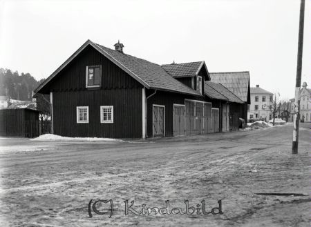 Västra Kinda Kommun Kommunalkontoret Kisa
raja
Bild tagen från �?stgötagatan mot korsningen Enebygatan och Storgatan med en lada på vänster sida
Nyckelord: Kommunalkontoret Kisa
