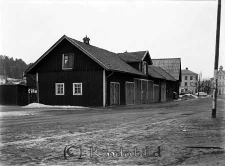 Västra Kinda Kommun Kommunalkontoret Kisa
raja
Bild tagen från �?stgötagatan mot korsningen Enebygatan och Storgatan med en lada på vänster sida
Nyckelord: Kommunalkontoret Kisa
