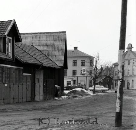 Västra Kinda Kommun Kommunalkontoret Kisa
raja
Bild tagen från �?stgötagatan mot korsningen Enebygatan och Storgatan med en lada på vänster sida
Nyckelord: Kommunalkontoret Kisa