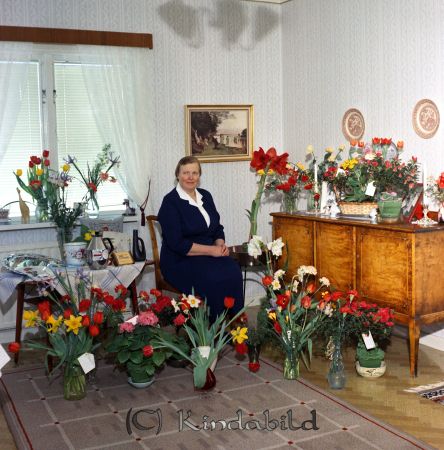 Ella Jonsson Enebygatan Kisa
raja
Kvinna på sin 50-årsdag omgiven av blommor och presenter
Nyckelord: Jonsson Kisa