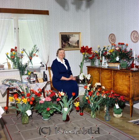 Ella Jonsson Enebygatan Kisa
raja
Kvinna på sin 50-årsdag omgiven av blommor och presenter
Nyckelord: Jonsson Kisa