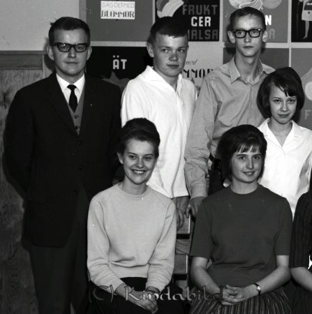 Handelsskolan Kisa
gepe
Klassfoto 1963
Lärare Göran Nylander

raja
Lärare: Göran Nylander.
 Främre raden till höger Gudrun Karlsson Råstorp Ödesjöboda.
 Andra raden fr vänster Åke Edestedt, Per-Åke Grahn och Vivianne Yngvesson.
 Källa: Studiegruppen hembygdsgården 
Nyckelord: Handelsskolan Kisa