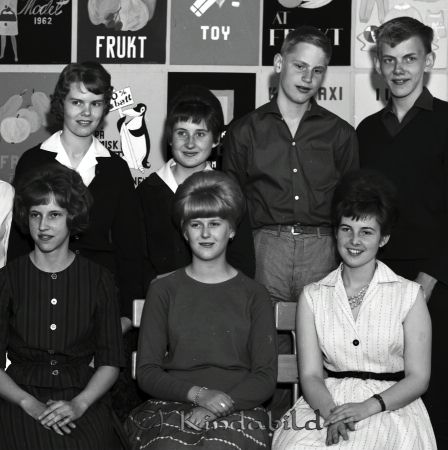 Handelsskolan Kisa
gepe
Klassfoto 1963
Lärare Göran Nylander

raja
Främre raden i mitten Majlis Sjunning (1945-2018), gift med Urban Frössberg, barn: Åsa
 Andra raden fr v nr 2 Margareta Johansson Björkfors, Sören Fors och Christer Ramefelt.
 Källa: Studiegruppen hembygdsgården 
Nyckelord: Handelsskolan Kisa