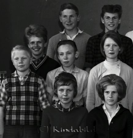 Klass 7 Tinnervall Kisa
raja
Klassfoto

raja
Bakre raden: Kenneth Frid, Per-Arne Waldau,
Mellanraden: Sven-Inge Andersson, Lars-Ove Fröjd, Birger Magnusson, Solbritt Pettersson
Längst fram: Majken Envall, Birgitta Svensson 
Källa: Christina Edelborg

Nyckelord: Tinnervall Kisa