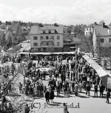 Kisa Marknad Kisa
raja
Vy över marknadsstånden på torget
Nyckelord: Marknad Kisa