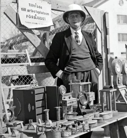 Kisa Marknad Kisa
raja
Försäljning av slöjdarbeten i trä

raja
Johan Qvist 1891-1981 
gepe
Johan Qvist 1891-1981.Han var född i Kättilstad och gifte sig 1925 med Selma Larsson från Västerlösa. Han arbetade på järnvägen och bodde i källarplanet i Bengt Rosqvist hus mitt emot Kisa station. Under senare tider bodde de i Kisahus F på Drottninggatn på markplan. Hustrun dog 1961.
Källa: Studiegruppen hembygdsgården.
Källa: Gerd Pettersson

Nyckelord: Marknad Kisa