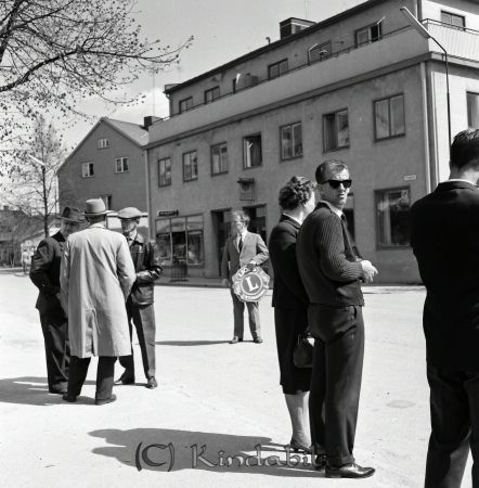 Kisa Marknad Kisa
raja
Det gamla posthuset i bakgrunden

raja
Man i glasögon Lennart Andersson med hustru Gun.
Källa: Studiegruppen hembygdsgården 
Nyckelord: Marknad Kisa