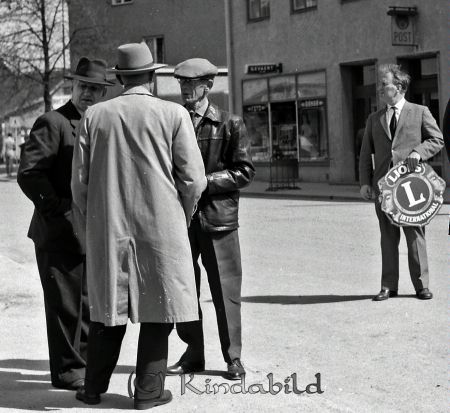 Kisa Marknad Kisa
raja
Det gamla posthuset bakom en Lionsmedlem

raja
Man i svart jacka är Elving Bergström.
Gösta Eklund med Lions-skylt i handen.
I bakgrunden Posthuset som byggdes 1939 och revs i miiten av 1980-talet för att lämna plats åt Kisa bibliotek.
Källa: Studiegruppen hembygdsgården 

raja
Mannen i den mörka hatten är Manne Nilsson. 
Källa: Lilly Nilsson

Nyckelord: Marknad Kisa