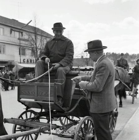 Kisa Marknad Kisa
raja
Hästskjuts vid torget

raja
Karl Johansson från Fubbetorp vid tömmarna och man i hatt Stig Thörn Hovby.
Källa: Studiegruppen hembygdsgården 
Nyckelord: Marknad Kisa
