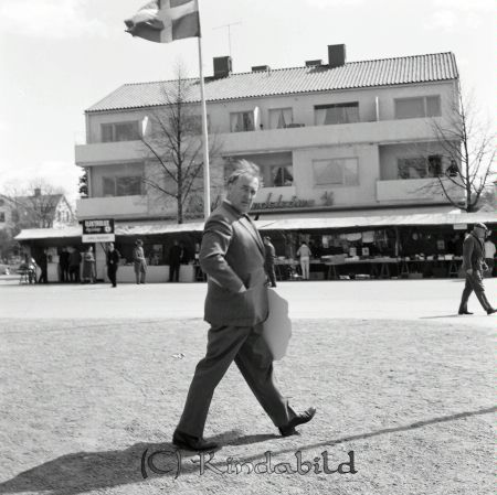 Kisa Marknad Kisa
raja
En man på torget

raja
Gösta Eklund Kisa Lions Club 
Källa: Gerd Pettersson

Nyckelord: Marknad Kisa