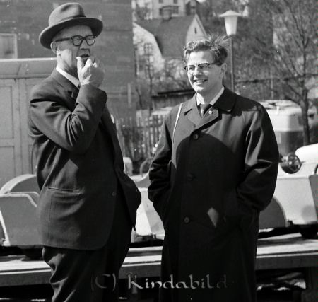 Kise Marken
raja
Två män framför en karusell

raja
T v George Marcusson och t h Bertil Nilsson, redaktör på tidningen �?stgöten och senare fritidschef i Kinda kommun.
(1928-2006) 
Källa: Studiegruppen hembygdsgården 

Nyckelord: Marken Kise