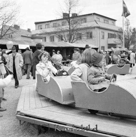 Kise Marken
raja
Barn som åker karusell
Nyckelord: Marken Kise