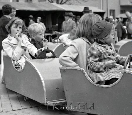 Kise Marken
raja
Barn som åker karusell

raja
Flickan t v kan vara Ann Bergman, dotter till Elsie Bergman och herr Bergman som hade Kisa konst & ramaffär i Posthuset.
Källa: Studiegruppen hembygdsgården 
Nyckelord: Marken Kise