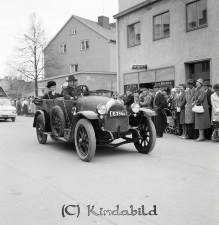 Kisa Marken Kisa
raja
Bilkaravan på Torggatan med en veteranbilar i täten 
Nyckelord: Marken Kisa