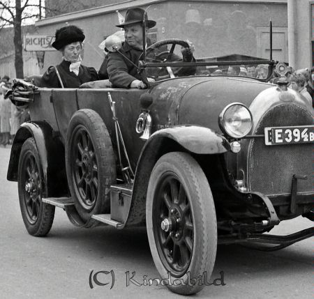 Kise Marken
raja
Bilkaravan på Torggatan med en veteranbilar i täten 

raja
Karin och Ivar Svensson Kisa Ilbud i en Fiat årsm 1916.
Källa: Studiegruppen hembygdsgården 

raja
Damen är troligtvis Anna Pettersson, hustru till byggmästare Hugo Pettersson.
Källa: Studiegruppen hembygdsgården.  

Nyckelord: Marken Kise