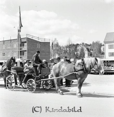 Kise Marken
raja
Hästskjuts vid torget

raja
I bakgrunden kommunhuset under uppbyggnad. 
Källa: Gerd Pettersson

Nyckelord: Marken Kise